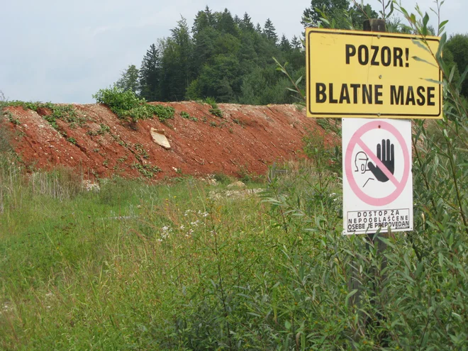 Na IJS so med drugim izpostavili, da improvizirani bazeni, ki so narejeni z izkopom na nasutem terenu in prekriti z belo plastično folijo, predstavljajo ogrožanje okolja. FOTO: Janez Petkovšek