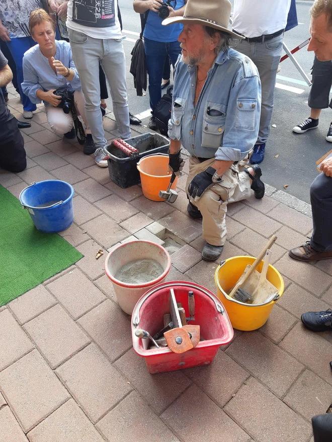 V Lendavi so postavili pred nekdanjimi domovanji družin Blau, Balkanyi in Schwarz FOTO: Ali Žerdin