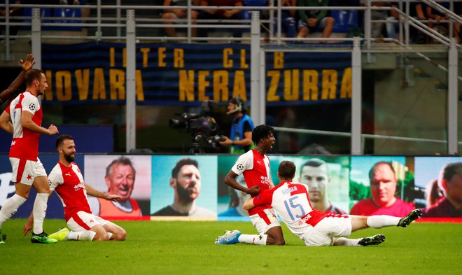 Po golu Nigerijca Petra Olayinka (v sredini) so si nogometaši češkega prvaka dali duška na San Siru. FOTO: Reuters