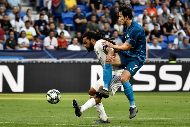 Zenitov napadalec Iranec Sardar Azmoun (desno) je v 41. minuti zabil prvi gol v tej sezoni lige prvakov. FOTO: AFP