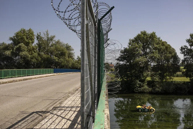 180 kilometrov začasnih tehničnih ovir je na meji s Hrvaško, od tega skoraj 116 kilometrov rezilne žice in 64 kilometrov panelne ograje. FOTO: Voranc Vogel