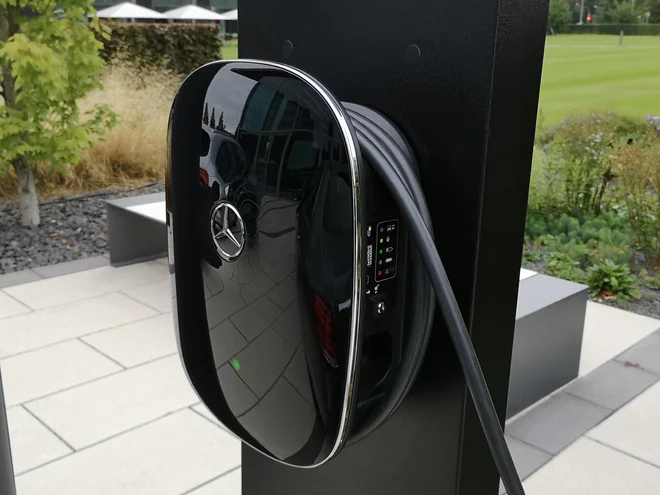 Priključni hibrid se od običajnega razlikuje po tem, da se lahko polni na zunanjem omrežju, kar omogoča od 70 do 100 km kilometrov vožnje le na elektriko. Foto Gregor Pucelj