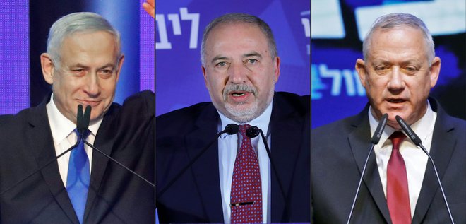Od leve proti desni: Benjamin Netanjahu (Likud), Avigdor Lieberman (Izrael je moj dom) in Beni Ganc (modro-belo zavezništvo). FOTO: Emmanuel Dunand/AFP