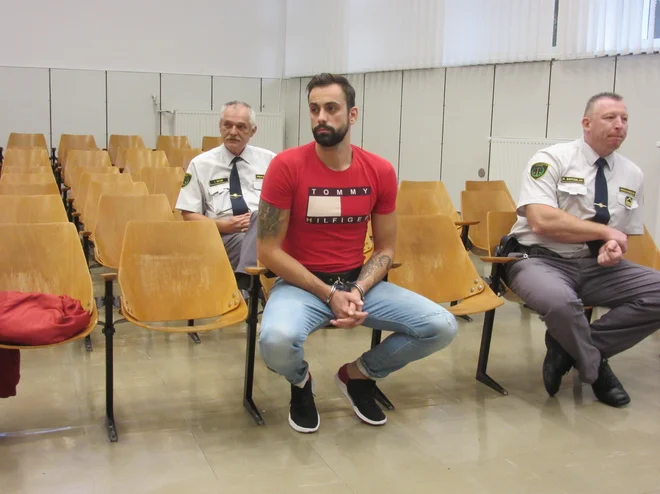 Anže Jelen trdi, da ga pri ropih ni bilo, enako zdaj trdijo še štirje od sedmih članov roparske združbe. FOTO: Špela Kuralt/Delo