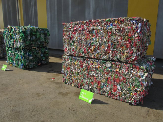 Obdelani odpadki, ki čakajo na prevzem. FOTO: Špela Kuralt/Delo