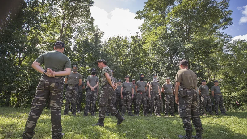 Fotografija: Štajerska varda in njen poveljnik Andrej Šiško se redno urijo, spremljajo jih številni svetovni mediji. Policija zagotavlja, da ima te ljudi pod nadzorom. Foto Leon Vidic/delo