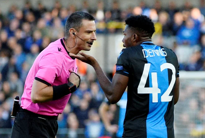 Slovenski sodnik Slavko Vinčić je na tekmi v Belgiji pokazal pet rumenih kartonov. FOTO: Reuters