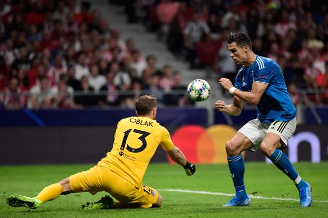 Jan Oblak je takole ustavil tudi slovitega Cristiana Ronalda, Juan Cuadrado in Blaise Matuidi pa sta bila preveč natančna za Škofjeločana. FOTO: AFP