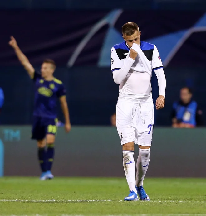 Slovenski zvezdnik Josip Iličić je po polomu Atalante s sklonjeno glavo zapuščal igrišče zagrebškega stadiona Maksimir. FOTO: Reuters