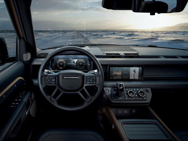 Notranjost je pričakovano nadvse sodobna, tu ni primerjave z nekdanjim modelom. Foto Land Rover