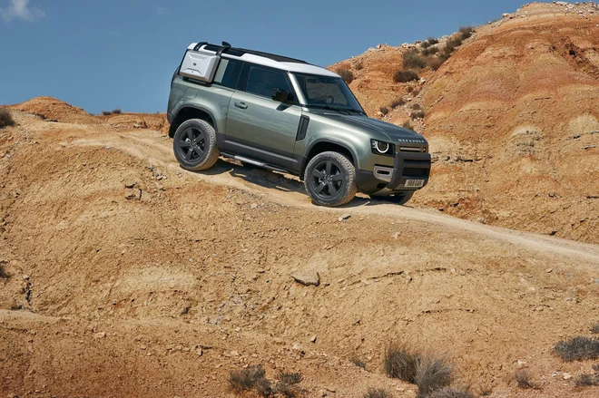 Defender naj bi še vedno zmogel velike terenske preizkušnje. Foto Land Rover