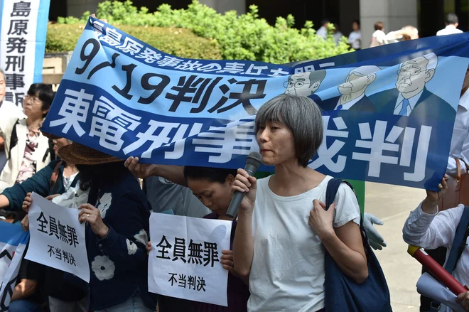 Pred tokijskim sodiščem so se zbrali aktivisti, ki nasprotujejo odločitvi japonskega sodišča. FOTO: Kazuhiro Nogi Afp