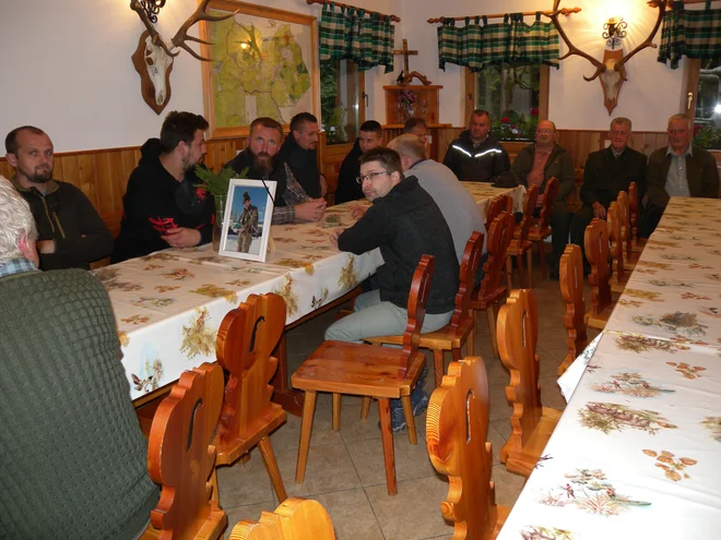 S trenutkom gorske tišine so se lovci, člani LD Jezersko, na žalni seji v svojem lovskem domu poklonili in poslovili od Dava Karničarja. FOTO: Lovska družina Jezersko