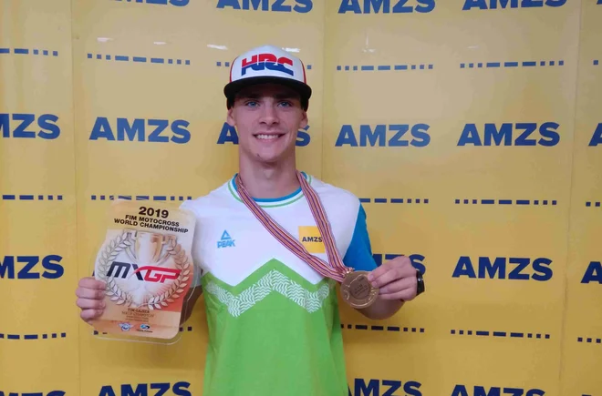 Tim Gajser bo zlato kolajno pokazal tudi v petek na sprejemu v domačih Makolah. FOTO: Mojca Finc