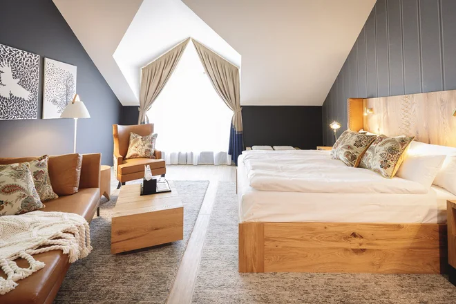 V treh etažah avstro-ogrske vile je 18 dizajnerskih sob, opremljenih z unikatnim masivnim pohištvom lokalnega izvora. FOTO: Hotel Sunrose 7