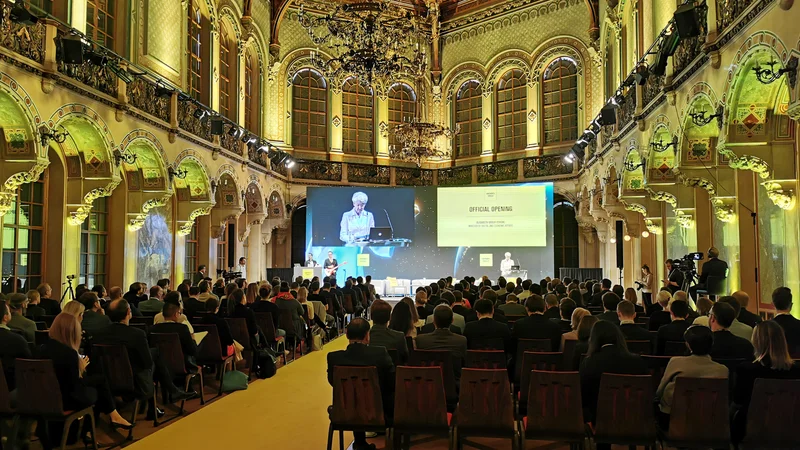 Fotografija: Čeprav je bila konferenca vrhunsko organizirana, se zdi, da ljudi še vedno bolj zanimajo tehnološke naprave kot njihov vpliv na družbo. Foto Lucijan Zalokar