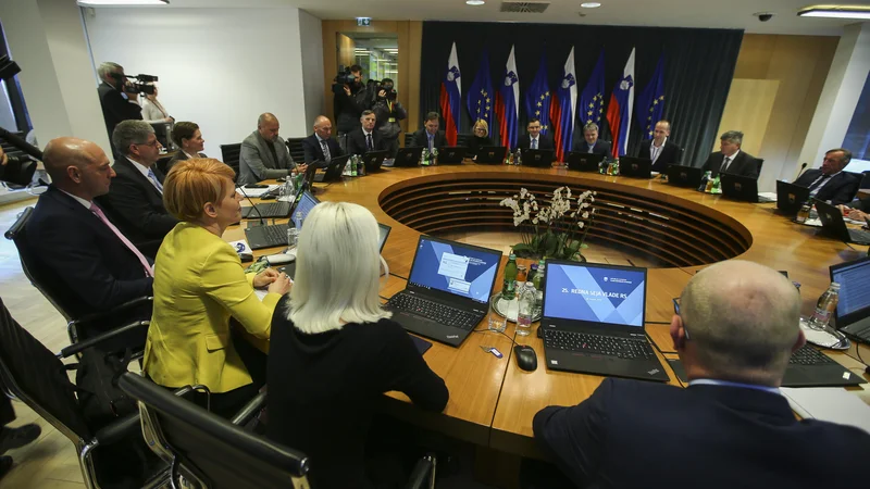 Fotografija: Vlada za dokončno sprejetje proračunov v parlamentu potrebuje tudi podporo Levice. FOTO: Jože Suhadolnik/Delo
