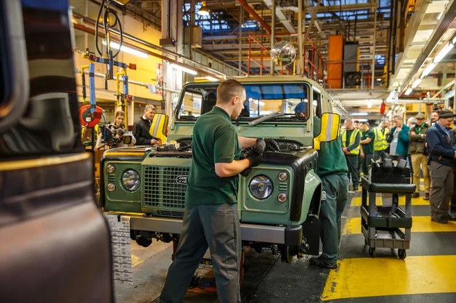 Proizvodnja zadnjih primerkov prejšnjega modela defenderja v Solihullu. Foto Land Rover