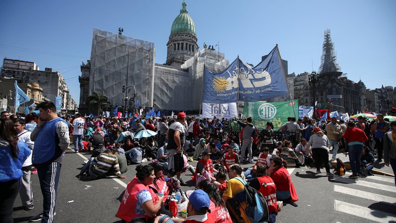 Fotografija: Protesti so stalnica na ulicah prestolnice Buenos Aires. FOTO: Agustin Marcarian/Reuters