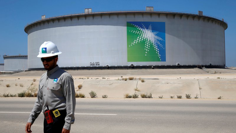 Fotografija: Savdska Arabija bo nafto dobavljala tudi iz uskladiščenih zalog. FOTO: Reuters