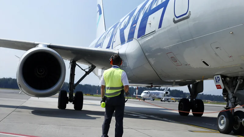 Fotografija: Zmanjšanje flote zaradi zasega letal bi Adrii Airways povzročilo težave ne le zaradi odpovedi lastnih letov, ampak bi lahko prizadelo tudi operacije, ki jih Adrijine posadke izvajajo za tuje letalske družbe (ACMI). FOTO: Matej Družnik/Delo