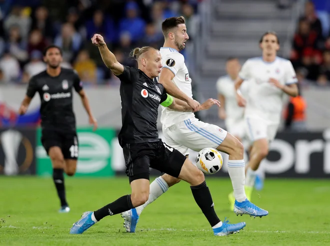 Andraž Šporar in Domagoij Vida sta v Bratislavi uprizarjala tudi slovensko-hrvaški nogometni dvoboj reprezentantov. FOTO: Reuters