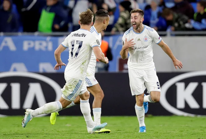 Andraž Šporar je odlično predstavo začinil tudi z asistenco za tretji gol. FOTO: Reuters