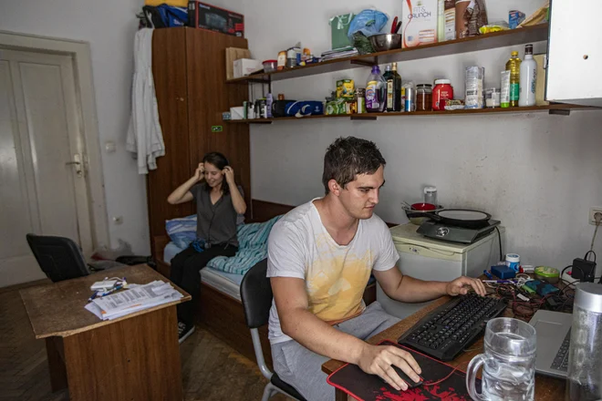 Povsem običajna, zastarela soba v študentskem domu je za sedanji rod študentov postala tako rekoč nedosegljiva. FOTO:&nbsp;Voranc Vogel/Delo