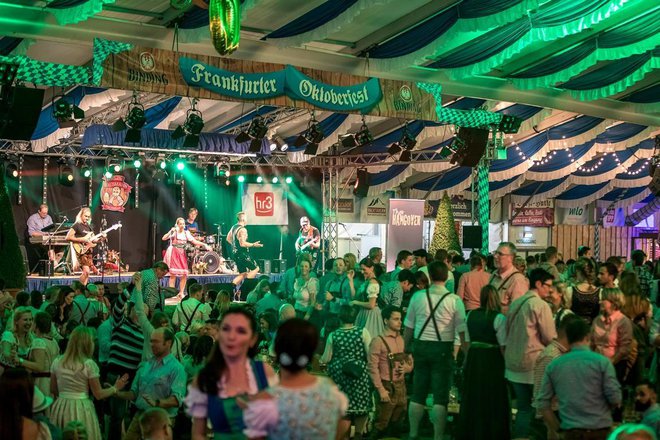 Frankfurtski Oktoberfest obišče vsako leto okoli 60.000 ljudi, kar je zanemarljivo malo v primerjavi z izvirnim v Münchnu. FOTO: Peter Krausgrill