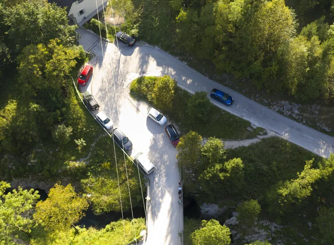 Ker parkiranje ni urejeno, obiskovalci Velikih korit Soče parkirajo, kjer je možno. Foto Boštjan Komac