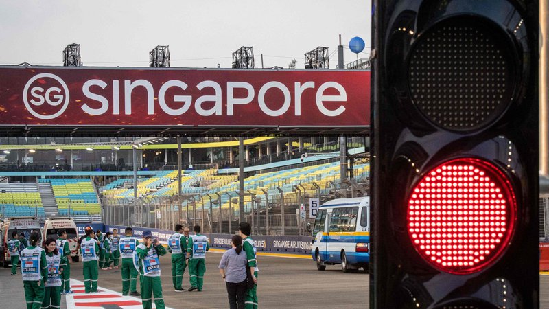 Fotografija: V Singapurju gori rdeča luč. FOTO: AFP