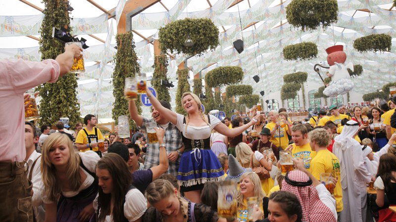 Fotografija: Oktoberfest je lani obiskalo 6,3 milijona obiskovalcev, rekord pa je dosegel leta 1985, ko jih je bilo več kot sedem milijonov. FOTO: Reuters