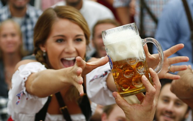 Rekord v količini popitega piva je 7,5 milijona litrov, v zmogljivostih bavarskih natakaric pa 29 prenešenih vrčev. FOTO: Reuters