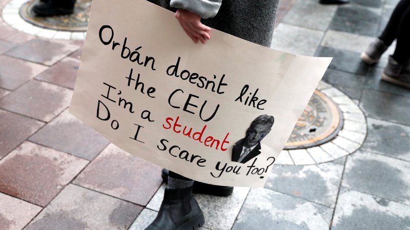 Fotografija: »Orbán ne mara Srednjeevropske univerze. Sem študent. Se me tudi vi bojite?«, piše na transparentu protestnika proti vladi Viktorja Orbána, ki je sredi Evrope ustvarila sistem, v katerem sta akademska svoboda in avtonomnost institucij izgubili veljavo.
Foto: Reuters