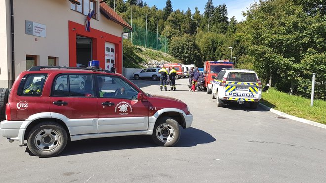 Tudi včeraj so policiji pri iskanju pogrešanega italijanskega gobarja pomagali domači gasilci iz PGD Vojsko. FOTO: PU Nova Gorica