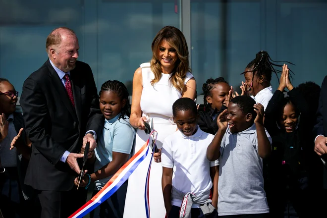 Melania Trump odpira prenovljeni Washingtonov obelisk. FOTO: Alexander Drago/Reuters