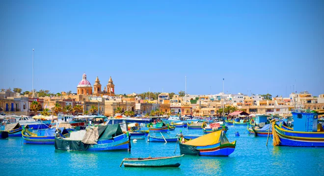 Živopisni čolni luzzu v ribiški vasici Marsaxlokk. FOTO: Malta Toursit Authority