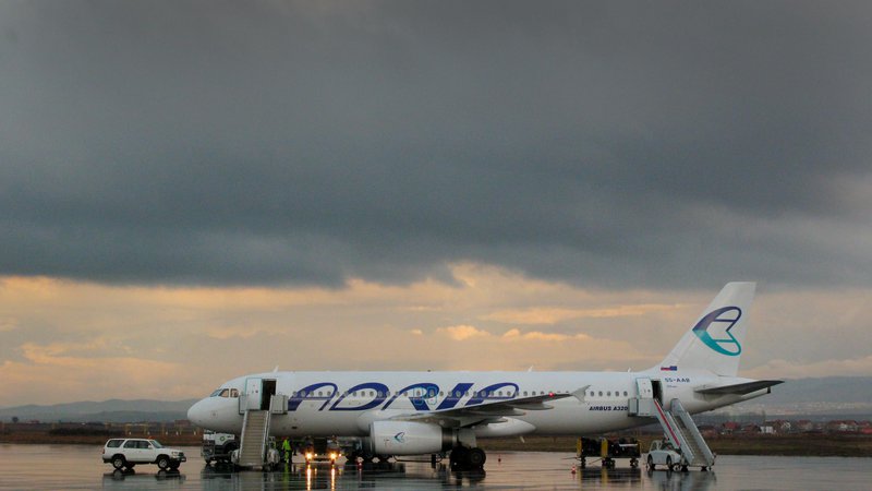Fotografija: Adria Airways se sooča z zahtevnimi poslovnimi razmeram, pravijo v prevozniku. FOTO: Jože Suhadolnik/Delo