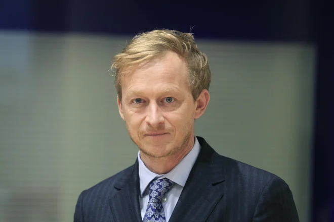 Borut Jamnik, predsednik uprave Modre zavarovalnice, ne odgovarja na vprašanje, ali je slišal, da se mu donosna nadzorniška funkcija v NKBM izteka. FOTO: Roman Šipić