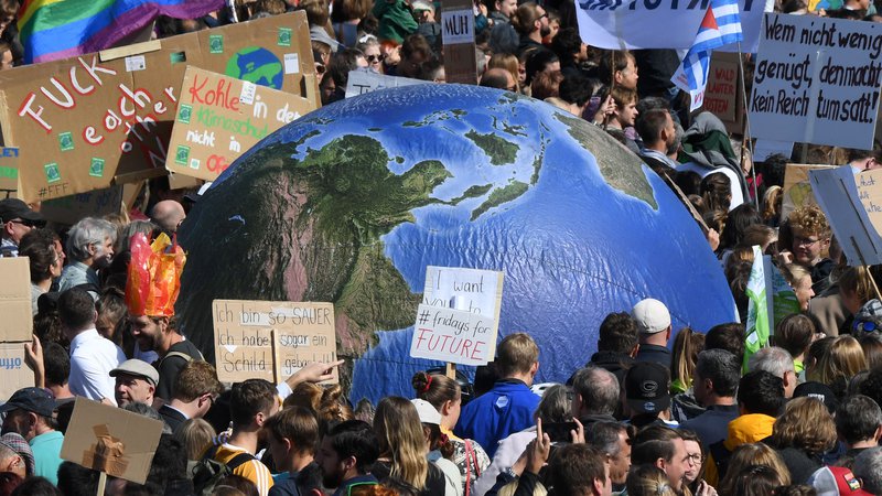 Fotografija: Na dan podnebnih protestov je nemška vlada dosegla dogovor o 50 milijard evrov vrednem paketu podnebnih ukrepov. FOTO: AFP