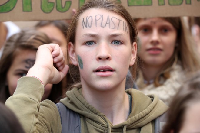 Študentka v Bruslju z (na)čelnim sporočilom. FOTO: Reuters/Yves Herman 