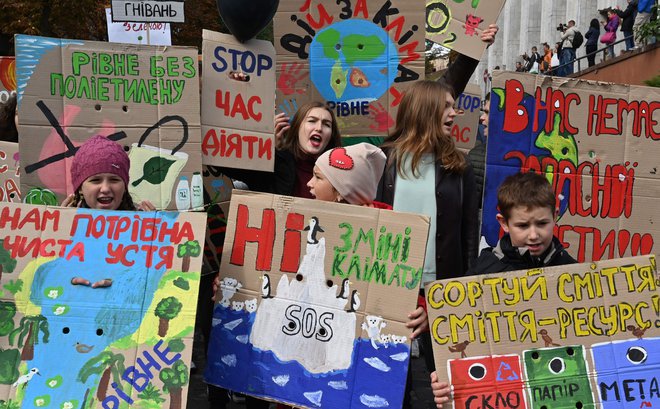 Mladi protestniki na shodu <em>Za podnebje v Ukrajini </em>v središču Kijeva. FOTO: AFP/Sergei Supinsky