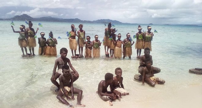 Protestniki na otoku Marovo, ki je del skupine Salomonovih otokov. FOTO: 350 PACIFIC/prek REUTERS