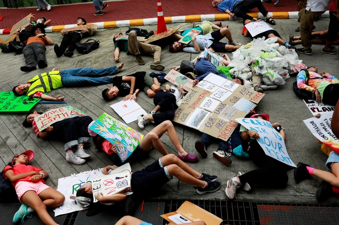 Aktivisti na Tajskem so uprizorili svojo smrt. FOTO: Reuters