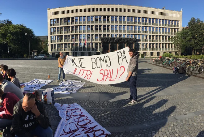 Ob začetku dogodka se je na Trgu republike zbrala manjša skupina ljudi.  FOTO: Jože Suhadolnik/Delo