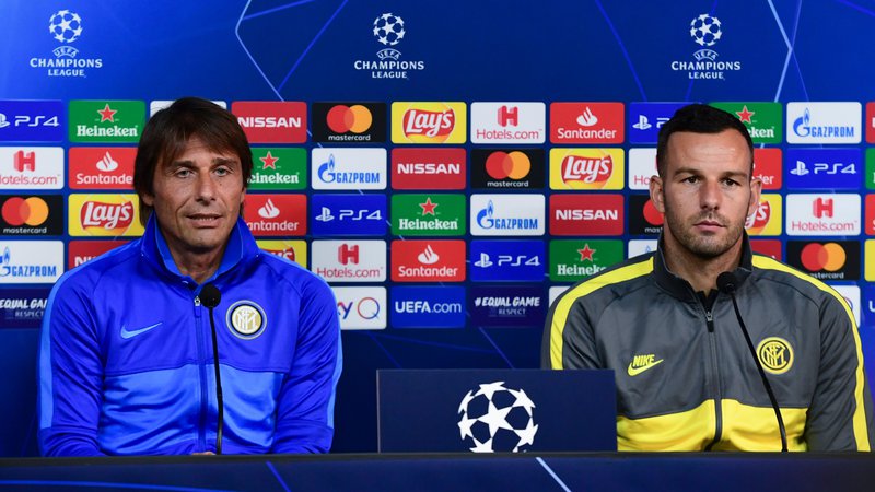 Fotografija: Samir Handanović (desno) je dobil novega trenerja, Antonio Conte želi vrniti Inter na vrh. FOTO: AFP