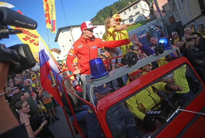 Tima Gajserja je pričakala ogromna množica navijačev. FOTO: Tadej Regent/Delo