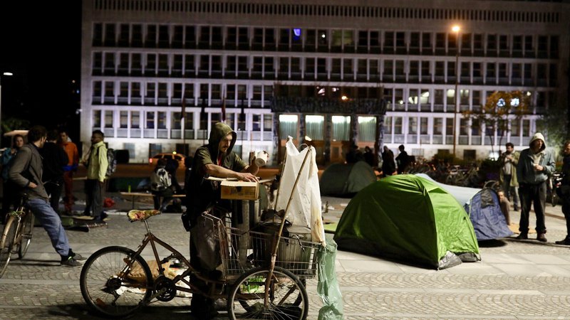 Fotografija: Protestno spanje pred parlamentom FOTO: Voranc Vogel/Delo