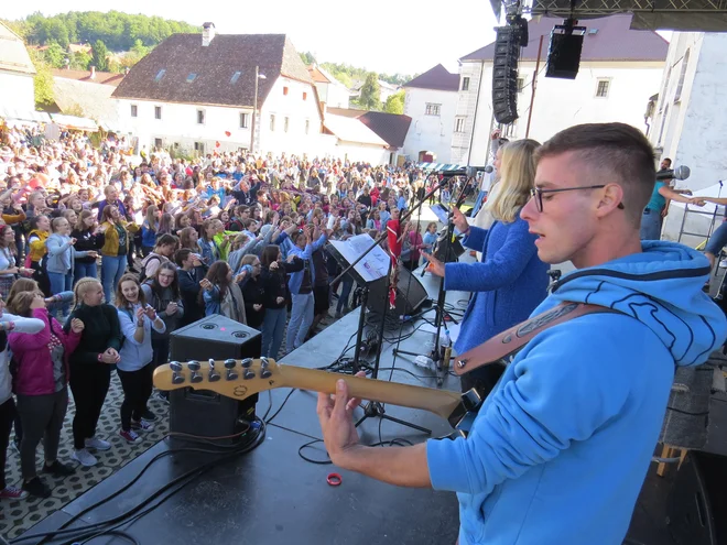 Ob stiški baziliki Žalostne matere božje se je danes zbralo več kakor 5000 mladih iz vseh koncev Slovenije. FOTO: Bojan Rajšek/Delo
