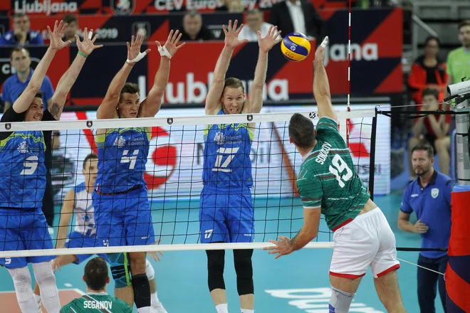 Slovenski blok je vrhunsko zaustavljal velikega Cvetana Sokolova. FOTO: Mavric Pivk/Delo